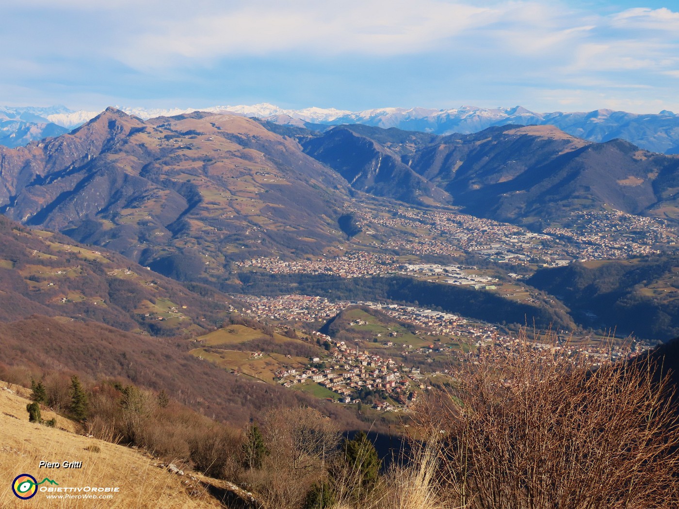 40 Dalla vetta del Poieto bella vista su Val Seriana-Val Gandino-Pizzo Formico.JPG